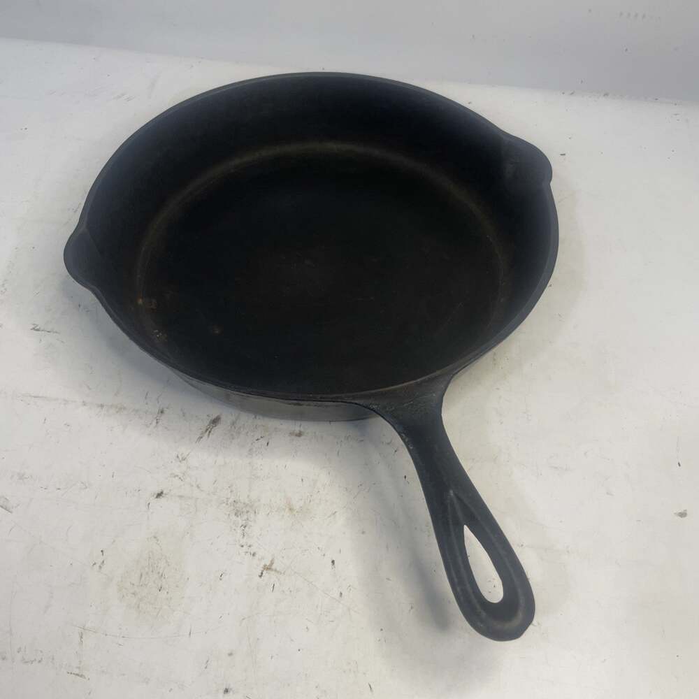 No 8 10.5” Cast Iron Skillet. Sits Flat No Cracks.